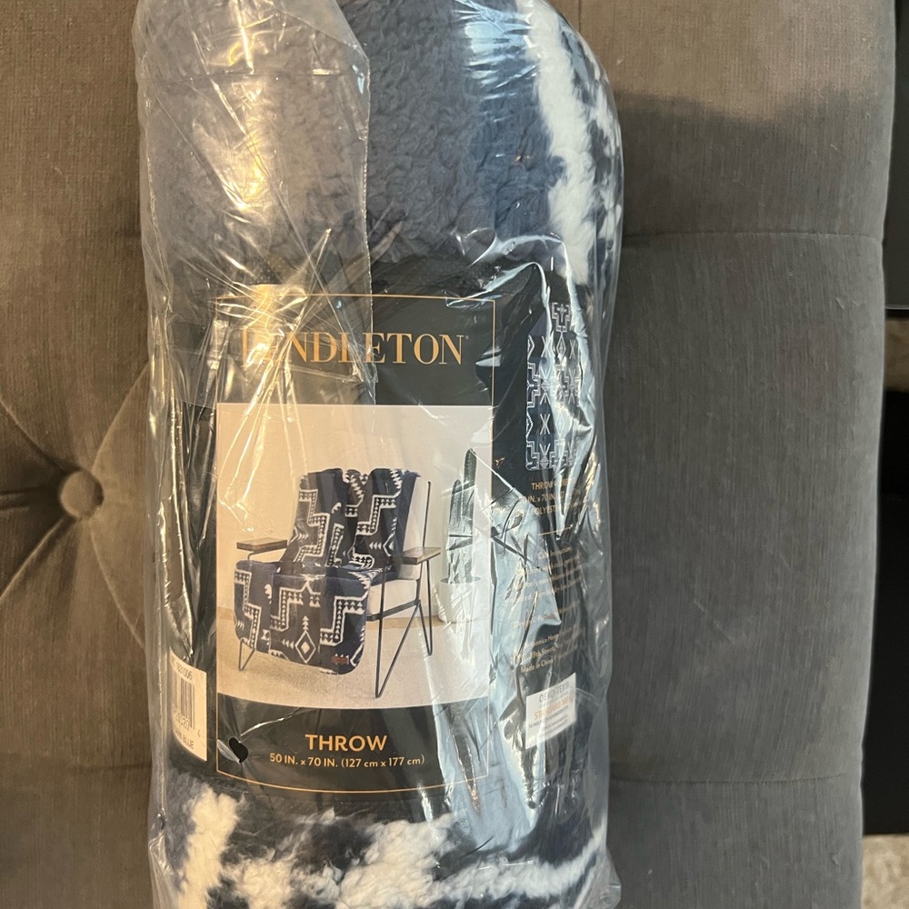 Pendleton Navy and Cream Throw Blanket